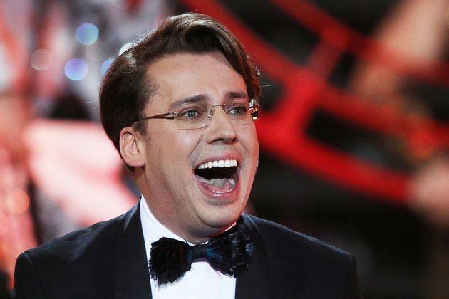 Известный российский юморист и телеведущий Максим Галкин* снова привлек внимание общественности, когда выступил на украинской свадьбе, проходившей на берегах озера Комо в Италии. Это событие вызвало разносторонние реакции как внутри России, так и за ее пределами.