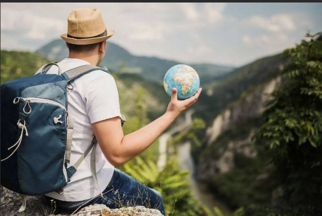 Несмотря на двухлетние санкции и политическую напряжённость, интерес россиян к путешествиям в Европу остаётся высоким. По данным Российского союза туриндустрии, в 2024 году наиболее популярными направлениями среди россиян остаются Италия, Франция и Испания.